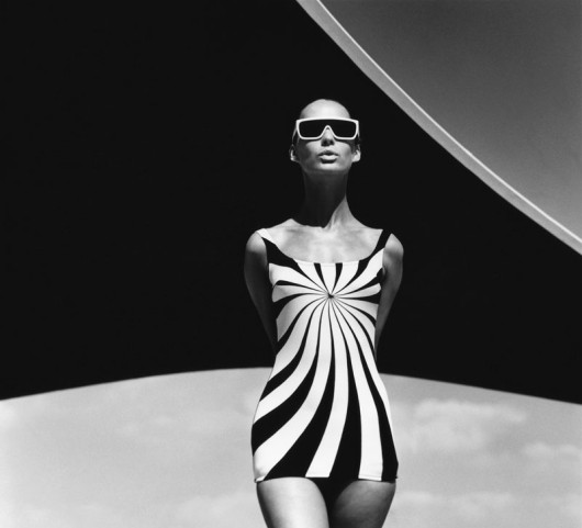 F.C. Gundlach, Op Art - strój kąpielowy z kolekcji Sinz, Brigitte Bauer, Vouliagmeni, Grecja, 1966 (c) F.C. Gundlach