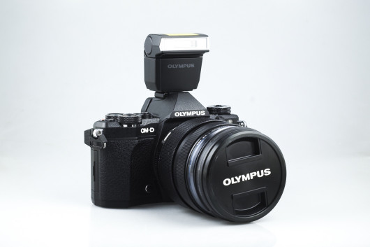 Olympusa OM-D E-M5 II z lampą błyskową FL-LM3