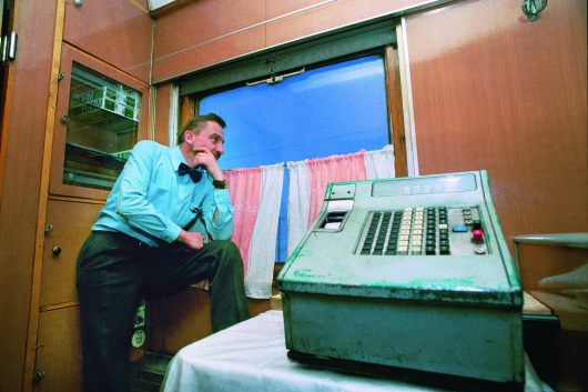 fot. Krzysztof Miller, Rosja, na trasie Tiumeń – Omsk, 25.02.1993
Kelner i kucharz w jednej osobie.