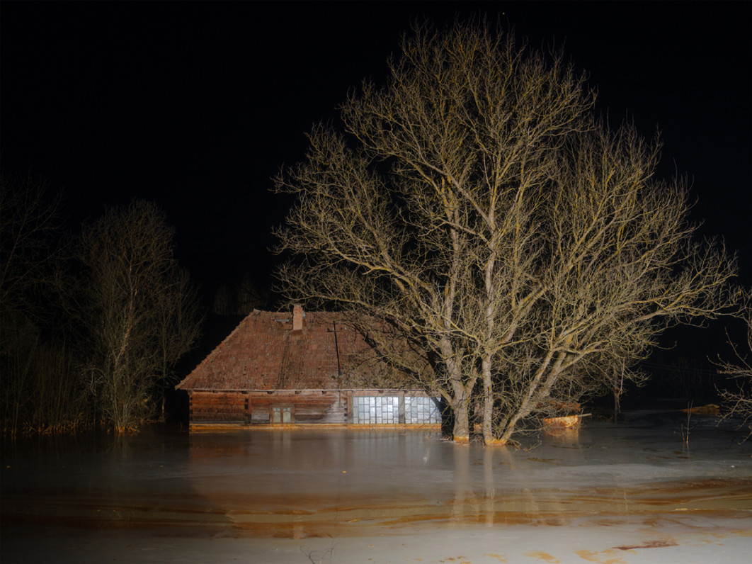 Fot. Tomasz Jan Kawecki, 1. miejsce w kat. Climate, Responsibility <br></br> Rumuńska wieś Geamăna zostało w większości zniszczone w 1977 roku, kiedy Nicolae Ceaușescu nakazał zalanie go w celu utworzenia 130-hektarowego zbiornika na odpady dla kopalni miedzi Roșia Poieni. Do dziś jest ono tykającą bombą ekologiczną. Zdjęcie przedstawia ogrodzenie wyznaczające dawną granicę gospodarstwa.
