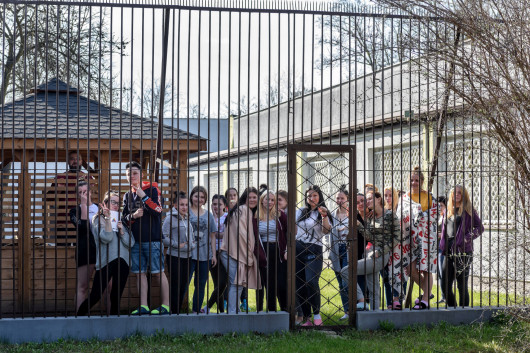 Grand Press Photo 2022: kategoria Documentary Project. I miejsce – Roman Kalinowski, Pix.House.  „Daleko od domu”. Młodzieżowy Ośrodek Wychowawczy nr 2 w Warszawie to placówka resocjalizacyjna dla dziewcząt. Do obowiązków dziewcząt należy utrzymanie czystości w internacie: w salach i w części wspólnej. Z telefonów mogą korzystać tylko przez godzinę wieczorem – to najbardziej wyczekiwany moment dnia. 
Większość dziewcząt z ośrodka nie miała łatwego dzieciństwa. Najbardziej tęsknią za dobrą relacją z drugą osobą.