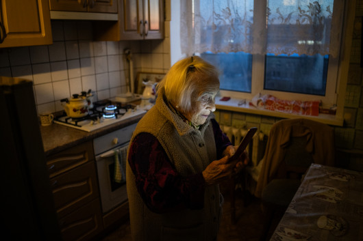 Fot. Jan Włodek, 1. miejsce w kat. Current Events, Tej zimy mieszkańcy Kijowa musieli się mierzyć nie tylko z intensywnymi rosyjskimi ostrzałami, ale i bardzo silnymi mrozami. W wyniku rosyjskich ataków na infrastrukturę krytyczną duża część miasta została pozbawiona centralnego ogrzewania i prądu. Kilkaset tysięcy osób opuściło Kijów, jednak większość została, a duch oporu Ukraińców się nie załamał. W odpowiedzi na kryzys do miasta napłynęła pomoc z zagranicy.

