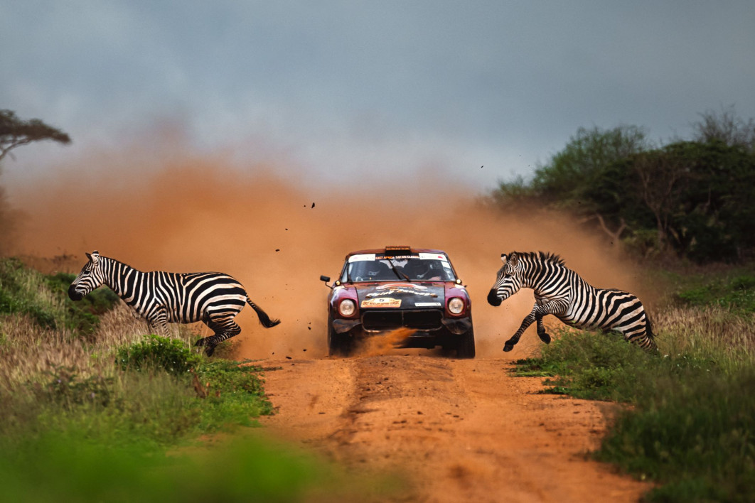 fot. Anton Anestiev - Zebra Crossing. Brązowy medal i pierwsze miejsce w kategorii Motor Sports. World Sports Photography Awards 2024