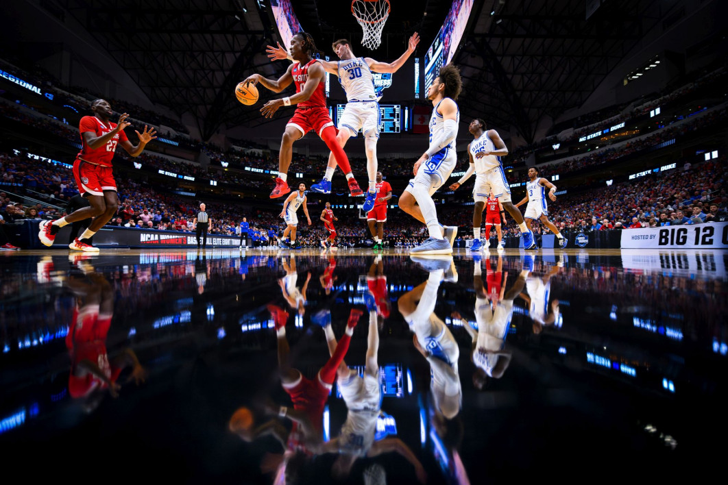 fot. Andrew Hancock - Seeing Double. Pierwsze miejsce w kategorii Koszykówka. World Sports Photography Awards 2024