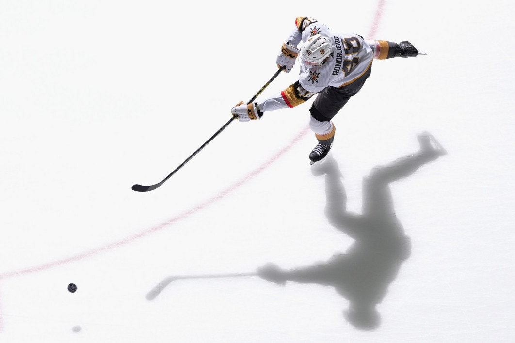 fot. Bruce Bennett - The Shadow Pierwsze miejsce w kategorii Hokej. World Sports Photography Awards 2024
