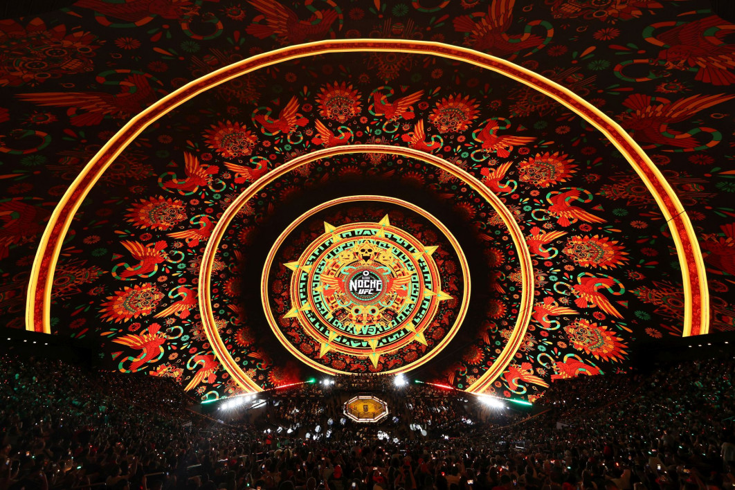 fot. Christian Petersen - Octagon under Sphere. Pierwsze miejsce w kategorii Sztuki walki. World Sports Photography Awards 2024