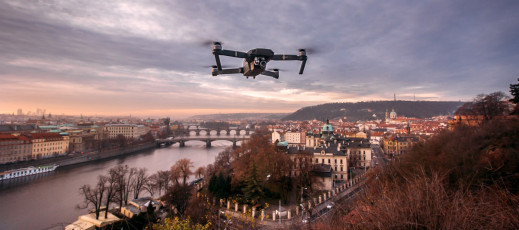 Koniec z lataniem w niedozwolonych miejscach? DJI wprowadza system monitoringu dronów AeroScope