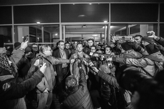 I miejsce w kategorii WYDARZENIA - fot. Piotr Hukało, Trojmiasto.pl / East News
13 stycznia 2019 roku podczas finałowego koncertu Wielkiej Orkiestry Świątecznej Pomocy w Gdańsku przemawiający na scenie prezydent miasta Paweł Adamowicz został zaatakowany i kilkakrotnie śmiertelnie ugodzony nożem. W wyniku ran zmarł w szpitalu. Na tydzień tętniące życiem miasto zmieniło swój rytm. Mieszkańcy tłumnie żegnali prezydenta, rozważając przy tym bezsensowną śmierć spowodowaną wewnętrznym sporem politycznym w kraju.
13–17 stycznia 2019