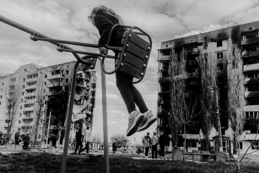 Fot. Kuba Kamiński, Niepokonani, 1. miejsce w kat. Documentary Project  „Niepokonani” to zbiór obserwacji z ponadczteroletniej podróży od zachodu na wschód walczącej Ukrainy. Ta seria zmusza do refleksji nad przemijaniem i skutkami tej najkrwawszej wojny od czasów drugiej wojny światowej.