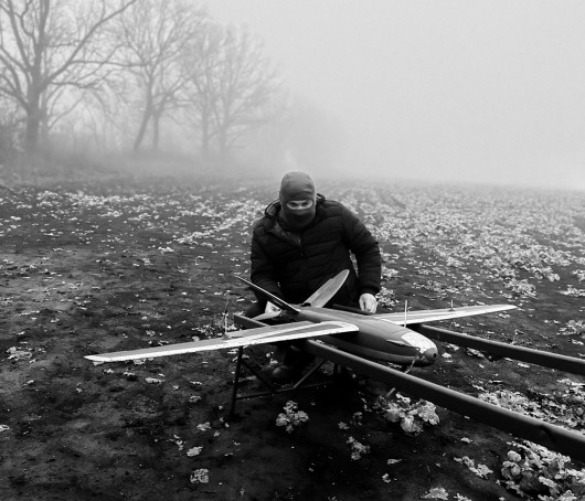 Fot. Kuba Kamiński, Niepokonani, 1. miejsce w kat. Documentary Project  „Niepokonani” to zbiór obserwacji z ponadczteroletniej podróży od zachodu na wschód walczącej Ukrainy. Ta seria zmusza do refleksji nad przemijaniem i skutkami tej najkrwawszej wojny od czasów drugiej wojny światowej.