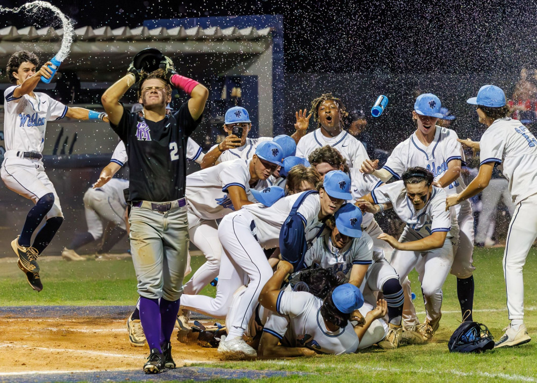 fot. Mike Carlson - Victory and Defeat. Pierwsze miejsce w kategorii Bejsbol. World Sports Photography Awards 2024