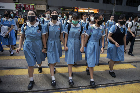 fot. Nicola Asfouti / Agence France PressePierwsze protesty opanowały Hongkong pod koniec marca, były odpowiedzią na propozycje zmian przepisów i chęć wprowadzenia przez rządzących możliwości ekstradycji do Chin kontynentalnych. W kolejnych tygodniach demonstracje przybierały na sile, do protestujących grup prodemokratycznych dołączyli studenci. 12 czerwca dziesiątki tysięcy demonstrantów zgromadziły się wokół Rady Legislacyjnej pracujących nad nowelizacją zapisów o ekstradycji. W kolejnych dniach dochodziło do eskalacji z obydwu stron barykady. 1 października, w dniu 70. rocznicy deklaracji Chińskiej Republiki padły pierwsze strzały. Po początkowym zaproponowaniu odroczenia zmian w przepisach, dyrektor generalny Hongkongu Carrie Lam ostatecznie ogłosiła, że ​​wycofa projekt. Stało się to 23 października, ale żądania protestujących poszerzyły się o wprowadzenie powszechnych praw wyborczych i zwolnienie aresztowanych, napięta sytuacja trwa nadal.