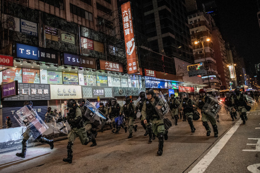 fot. Nicola Asfouti / Agence France PressePierwsze protesty opanowały Hongkong pod koniec marca, były odpowiedzią na propozycje zmian przepisów i chęć wprowadzenia przez rządzących możliwości ekstradycji do Chin kontynentalnych. W kolejnych tygodniach demonstracje przybierały na sile, do protestujących grup prodemokratycznych dołączyli studenci. 12 czerwca dziesiątki tysięcy demonstrantów zgromadziły się wokół Rady Legislacyjnej pracujących nad nowelizacją zapisów o ekstradycji. W kolejnych dniach dochodziło do eskalacji z obydwu stron barykady. 1 października, w dniu 70. rocznicy deklaracji Chińskiej Republiki padły pierwsze strzały. Po początkowym zaproponowaniu odroczenia zmian w przepisach, dyrektor generalny Hongkongu Carrie Lam ostatecznie ogłosiła, że ​​wycofa projekt. Stało się to 23 października, ale żądania protestujących poszerzyły się o wprowadzenie powszechnych praw wyborczych i zwolnienie aresztowanych, napięta sytuacja trwa nadal.