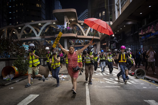 fot. Nicola Asfouti / Agence France PressePierwsze protesty opanowały Hongkong pod koniec marca, były odpowiedzią na propozycje zmian przepisów i chęć wprowadzenia przez rządzących możliwości ekstradycji do Chin kontynentalnych. W kolejnych tygodniach demonstracje przybierały na sile, do protestujących grup prodemokratycznych dołączyli studenci. 12 czerwca dziesiątki tysięcy demonstrantów zgromadziły się wokół Rady Legislacyjnej pracujących nad nowelizacją zapisów o ekstradycji. W kolejnych dniach dochodziło do eskalacji z obydwu stron barykady. 1 października, w dniu 70. rocznicy deklaracji Chińskiej Republiki padły pierwsze strzały. Po początkowym zaproponowaniu odroczenia zmian w przepisach, dyrektor generalny Hongkongu Carrie Lam ostatecznie ogłosiła, że ​​wycofa projekt. Stało się to 23 października, ale żądania protestujących poszerzyły się o wprowadzenie powszechnych praw wyborczych i zwolnienie aresztowanych, napięta sytuacja trwa nadal.