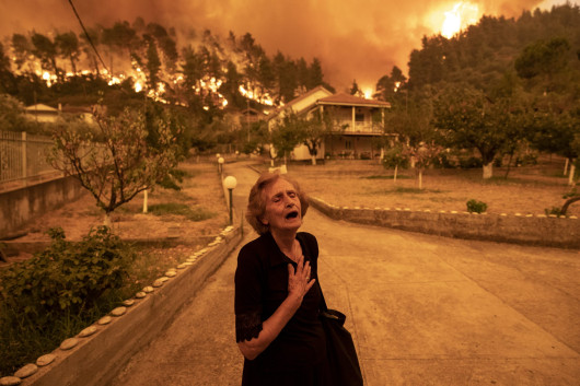 fot. Konstantinos Tsakalidis,Evia Island Wildfire, nagroda WPP w okręgu EuropejskimPanayiota Kritsiopi wydaje okrzyk rozpaczy, gdy pożar zbliża się do jej domu w wiosce Gouves na greckiej wyspie Evia, 8 sierpnia 2021 r. „W tym momencie krzyczałem nie tylko dla siebie, ale za całą wioskę - miała powiedzieć bohaterka zdjęcia. Koniec końców jej dom pozostał jednak nienaruszony.
Pożary na Evii - największej greckiej wyspie po Krecie - wybuchły w lipcu i sierpniu, po największej suszy, jakiej Grecja doświadczyła od 30 lat. Zapanowanie nad nimi zajęło służbom prawie dwa tygodnie.