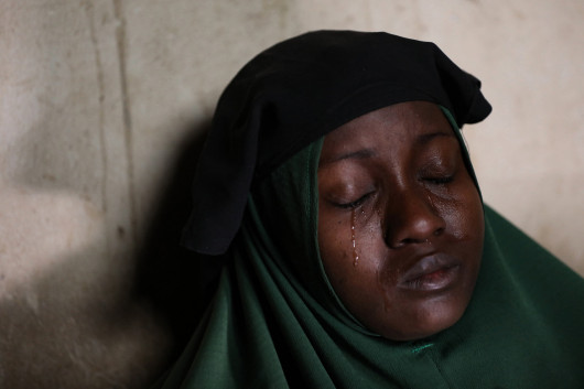 fot. Sodiq Adelakun, z cyklu Afraid to go to school, nagroda w okręgu  afrykańskim.


Aminah Labaran (nie jest to jej prawdziwe nazwisko) płacze w domu w Jangebe, w stanie Zamfara, w północno-zachodniej Nigerii, 27 lutego 2021 r., dzień po tym, jak uprowadzono jej dwie córki. Strzelcy, najwyraźniej należący do grupy bandytów, porwali w środku nocy 279 dziewcząt z dormitoriów rządowej szkoły średniej dla dziewcząt w tej miejscowości.



Porwania uczniów przez grupy islamistów i uzbrojone gangi nadal dotykają szkoły w Nigerii. Grupy te porywają uczniów, aby sprzeciwić się sekularyzacji Zachodu, zdobyć szybkie pieniądze dzięki okupom lub wytargować uwolnienie uwięzionych członków Boko Haram. W 2014 r. kampania #BringBackOurGirls doprowadziła do międzynarodowych protestów i szerszej dyskusji na ten temat. Jednak dziś porwania są kontynuowane bez uwagi międzynarodowych mediów. Według prezydenta Nigerii Muhammadu Buhariego ponad 12 milionów dzieci - w szczególności dziewczynek - przeżywa traumę i boi się chodzić do szkoły.