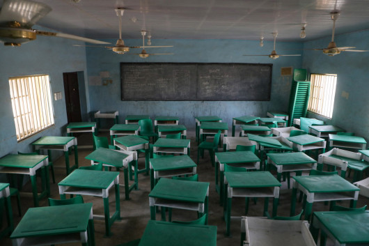fot. Sodiq Adelakun, z cyklu Afraid to go to school, nagroda w okręgu  afrykańskim.


27 lutego 2021 r. Opustoszała klasa w Government Girls Secondary School w Jangebe, w stanie Zamfara, w północno-zachodniej Nigerii.
Porwania uczniów przez grupy islamistów i uzbrojone gangi nadal dotykają szkoły w Nigerii. Grupy te porywają uczniów, aby sprzeciwić się sekularyzacji Zachodu, zdobyć szybkie pieniądze dzięki okupom lub wytargować uwolnienie uwięzionych członków Boko Haram. W 2014 r. kampania #BringBackOurGirls doprowadziła do międzynarodowych protestów i szerszej dyskusji na ten temat. Jednak dziś porwania są kontynuowane bez uwagi międzynarodowych mediów. Według prezydenta Nigerii Muhammadu Buhariego ponad 12 milionów dzieci - w szczególności dziewczynek - przeżywa traumę i boi się chodzić do szkoły.