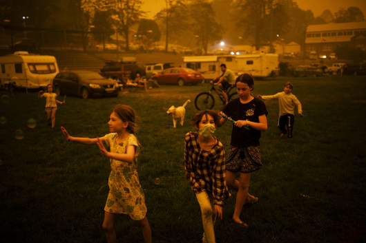 fot. Sean Davey / Agence France Presse, Bushfire Evacuation Center. 2. nagroda kategorii Contemporary Issues Niecodzienny sylwester. Abigail Ferris bawi się z przyjaciółmi w tymczasowym centrum ewakuacyjnym w Bega w Australii, 31 grudnia 2019 roku. Abigail w raz z rodziną została ewakuowana z pobliskiego campingu w związku z pożarami lasów.