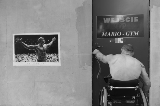 fot. Piotr Tracz Mariusz Kupczak urodził się z mózgowym porażeniem dziecięcym, zanikiem mięśni oraz prawostronnym niedowładem kończyn. Na co dzień porusza się na wózku inwalidzkim, mimo tego postanowił zostać... zawodowym kulturystą. Prócz intensywnych treningów siłowych, uprawianie tego sportu wiąże się z wielomiesięczną, kosztowną i rygorystyczną dietą. Jak sam mówi, ten trud się opłaca. Jest wielokrotnym Mistrzem Polski, w 2017 roku zdobył Mistrzostwo Europy, a także Mistrzostwo Świata, po czym zakończył karierę. Jednak w 2019 roku powrócił do treningów i startów w zawodach. Jak mówi, uprawianie kulturystyki pomaga mu przezwyciężyć depresję, z którą od lat się zmaga.