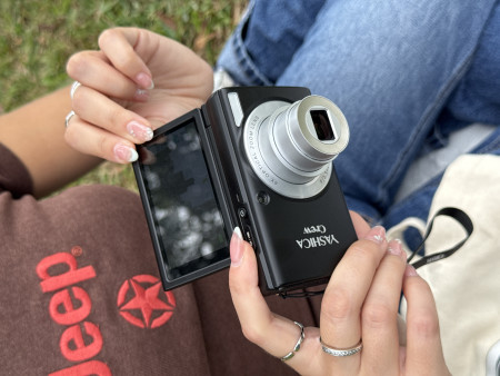 Yashica Crew - niewielki kompakt z 6-krotnym zoomem i odchylanym ekranem