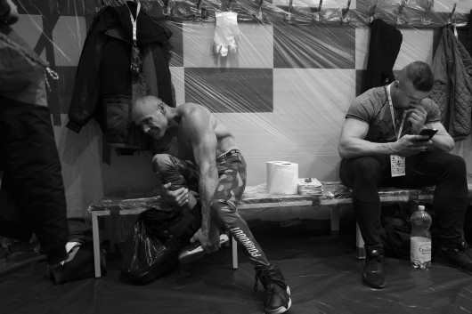 fot. Piotr Tracz Mariusz Kupczak urodził się z mózgowym porażeniem dziecięcym, zanikiem mięśni oraz prawostronnym niedowładem kończyn. Na co dzień porusza się na wózku inwalidzkim, mimo tego postanowił zostać... zawodowym kulturystą. Prócz intensywnych treningów siłowych, uprawianie tego sportu wiąże się z wielomiesięczną, kosztowną i rygorystyczną dietą. Jak sam mówi, ten trud się opłaca. Jest wielokrotnym Mistrzem Polski, w 2017 roku zdobył Mistrzostwo Europy, a także Mistrzostwo Świata, po czym zakończył karierę. Jednak w 2019 roku powrócił do treningów i startów w zawodach. Jak mówi, uprawianie kulturystyki pomaga mu przezwyciężyć depresję, z którą od lat się zmaga.