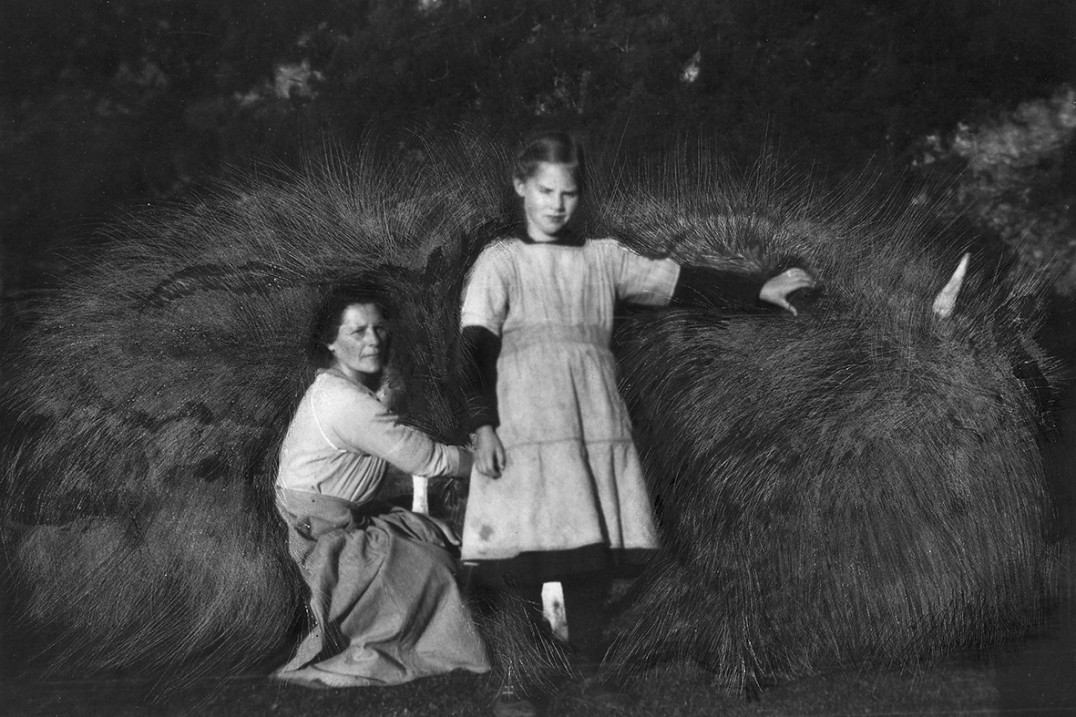 „Rok w sanatorium“ Doroty Buczkowskiej to pytania o rolę artysty w ożywianiu fotograficznych zbiorów