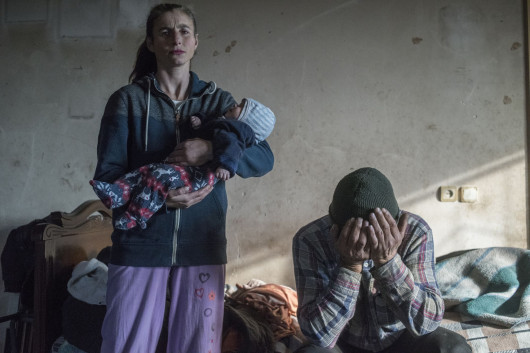 fot. Valery Melnikov, Rosja, Leaving Home in Nagorno-Karabakh / World Press Photo 2021
Spór między Azerbejdżanem a Armenią o region Górnego Karabachu wznowił się we wrześniu po 30-letniej przerwie. Kiedy Związek Radziecki rozpadał się pod koniec lat 80., etniczni Ormianie z Górnego Karabachu (części Azerbejdżanu) skorzystali z próżni władzy i głosowali za przyłączeniem się do Armenii. Walki nasiliły się po ostatecznym rozpadzie Związku Radzieckiego w 1991 roku i trwały aż do zawieszenia broni w 1994 roku. Ponad 20 000 ludzi zginęło, a milion ludzi musiało opuścić swoje domy. Zwycięscy Ormianie ogłosili niepodległość, wypędzając na wygnanie około 800 000 Azerbejdżanów.W ciągu ostatnich 30 lat niewiele zrobiono, aby rozwiązać problem statusu Górskiego Karabachu, a między obiema stronami dochodziło do okresowych starć. Starcie graniczne w lipcu 2020 r. wywołało masowe protesty w stolicy Azerbejdżanu, Baku, gdzie tysiące demonstrantów wzywało do rozpoczęcia wojny z Armenią.Wznowione działania wojenne, za rozpoczęcie których obie strony obwiniają siebie nawzajem, rozpoczęły się 27 września podczas tak zwanej drugiej wojny o Górski Karabach. Konflikt trwał do 9 listopada. W ramach rozejmu, w którym pośredniczyła Rosja, Azerbejdżan odzyskał terytorium utracone w latach 90., ale stolica regionu, Stepanakert, pozostała pod kontrolą Armenii. Chociaż walka się skończyła, pojednanie będzie trudne zarówno dla Ormian, którzy czują, że stracili ojczyznę, jak i dla Azerów, powracających do zniszczonego przez wojnę regionu.