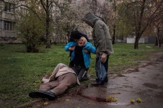 fot. Alkis Konstantinidis, Reuters, nominacja z regionu EuropyPocieszana przez swojego partnera  i matkę, Yana Bachek płacze nad ciałem swojego ojca Victora Gubareva (79), zabitego w drodze po chleb, podczas ostrzału Charkowa, Ukraina, 18 kwietnia 2022 r.

Siły rosyjskie zaczęły zbliżać się do Charkowa, drugiego co do wielkości miasta Ukrainy, zaraz po ich inwazji na pełną skalę 24 lutego. Przez cały marzec i kwiecień miasto było częściowo okrążone i pozostawało pod ciężkim ostrzałem. W maju Ukraina zmusiła Rosjan do wycofania się z bezpośrednich okolic Charkowa. Jury uznało, że obraz ten oddaje żal i przerażenie, z jakimi ukraińscy cywile zmagają się na co dzień od czasu inwazji Rosji.