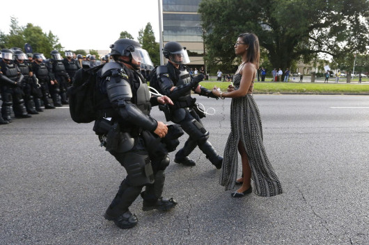fot. Jonathan Bachman, Taking A Stand In Baton Rouge, 1. miejsce w kategorii Contemporary Issues / Singles.

Samotna aktywistka, Leshia Evans dobrowolnie poddaje się aresztowaniu w czasie protestów przeciwko brutalności policji, które wybuchły po czarnoskórego ojca w Baton Rouge, w Luizjanie.