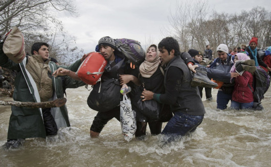 fot. Vadim Ghirda, Migrant Crossing, 2. miejsce w kategorii Contemporary Issues / Singles.

Mężczyźni pomagają kobiecie przejść się przez rzekę w celu przedostania się z Grecji do Macedonii trasą, która omijałaby ogrodzenie na granicy.