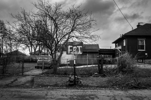 fot. Chris Donovan, Kanada, z cyklu: Those Who Stay Will Be Champions / World Press Photo 2021Drużyna koszykarska Flint Jaguars z Flint w stanie Michigan w USA uosabia wysiłki mające na celu pielęgnowanie stabilności, zachęcanie do wzajemnego wsparcia i wzmacnianie ducha wspólnoty w mieście walczącym o przetrwanie.Flint, miejsce narodzin General Motors, walczy z emigracją spowodowaną gwałtownym upadkiem przemysłu samochodowego, kryzysem zdrowotnym spowodowanym przez władze zmieniające źródła zaopatrzenia w wodę bez odpowiednich zabezpieczeń oraz systemowym zaniedbaniem.Koszykówka jest integralną częścią kultury Flint. Przez dziesięciolecia stale konkurowały tam ze sobą 4 licealne drużyny. Teraz w mieście została tylko jedna szkoła średnia. Flint Jaguars powstały w 2017 roku, łącząc zespoły dwóch ostatnich szkół, które przetrwały do tego czasu.W 2020 roku zespół walczył o odwrócenie złej passy. Do marca byli przygotowani do awansu do finału ligi, wygrywając więcej meczów niż łącznie w poprzednich trzech latach łącznie. Ich baraż zakończył się przedwcześnie, gdy COVID-19 wymusił odwołanie sezonu. Niemniej jednak sportowcy-studenci zasmakowali wspólnego sukcesu.