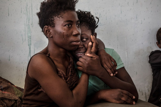 fot. Daniel Etter, The Libyan Migrant Trap, 3. miejsce w kategorii Contemporary Issues / Singles.

Dwie Nigeryjki płaczą w areszcie dla nielegalnych imigrantów w Libii.
