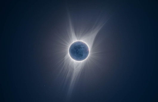 fot. Peter Ward, Earth Shine / Insight Investment Astronomy Photographer of the Year 2018
