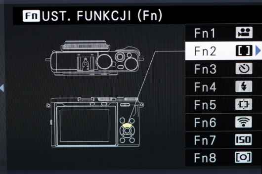 Własne funkcje możemy przypisać aż do 8 przycisków na obudowie aparatu Fujifilm X70