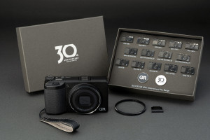 Ricoh GR IV w specjalnej edycji na 30-lecie serii, czyli przypinki i smyczka za 200 dolarów