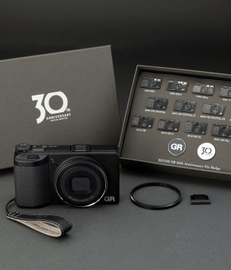 Ricoh GR IV w specjalnej edycji na 30-lecie serii, czyli przypinki i smyczka za 200 dolarów