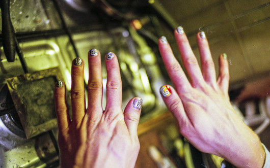 fot. Dominika Rutkowska „Glitter Confusion” to ruch artystyczny, do którego należę. Powołany został w odpowiedzi na czasy zdominowane przez agresję, homofobię, wykluczenia społeczne i wzrost nacjonalizmu. Tworzą go ludzie czujący potrzebę dzielenia się swoimi doświadczeniami poprzez sztukę. Motywem przewodnim jest wyrażanie własnej tożsamości i wolność w jej prezentowaniu. Jesteśmy queer, eksperymentujemy i wprowadzamy wizualny zamęt, by odnaleźć siebie. Chcemy zaznaczyć, że różnice mogą nas łączyć. Jestem obserwatorką i dokumentalistką naszych działań, jednocześnie czynnie biorę w nich udział.