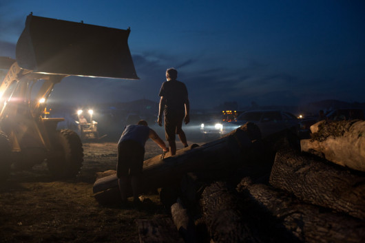 fot. Amber Bracker, Standing Rock, 1. miejsce w kategorii Contemporary Issues / Stories.

Przez prawie 10 miesięcy Siuksowie z plemienia Standing Rock zamieszkiwali w namiotach w proteście przeciwko budowie rurociągu Dakota Access Pipeline, który przebiegać miał przez ich terytorium, zagrażając ujęciom wody pitnej. Policja rozpędziła protestujących przy użyciu pojazdów wojskowych, gazu pieprzowego, armatek wodnych i gumowych kul. Mundurowi zostali też oskarżeni o znęcanie się nad aresztowanymi.