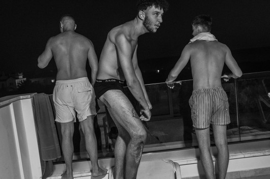 I nagroda. fot. Jessica Ciupa, ASP w KatowicachAiya Napa to turystyczny kurort położony na greckiej stornie cypru. Miejsce znane od lat jako imprezowy raj pełen turystów i wakacyjnego szaleństwa. Z drugiej strony pracownicy przybywający tu z wielu krajów, m.in. z Nigerii starają się zarobić, by zaspokoić podstawowe potrzeby życiowe.  Pełno tu korupcji, a sytuacja pandemiczna w 2020 roku i załamanie ruchu turystycznego zwielokrotnił ich problemy.
