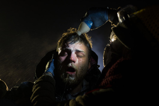 fot. Amber Bracker, Standing Rock, 1. miejsce w kategorii Contemporary Issues / Stories.

Przez prawie 10 miesięcy Siuksowie z plemienia Standing Rock zamieszkiwali w namiotach w proteście przeciwko budowie rurociągu Dakota Access Pipeline, który przebiegać miał przez ich terytorium, zagrażając ujęciom wody pitnej. Policja rozpędziła protestujących przy użyciu pojazdów wojskowych, gazu pieprzowego, armatek wodnych i gumowych kul. Mundurowi zostali też oskarżeni o znęcanie się nad aresztowanymi.