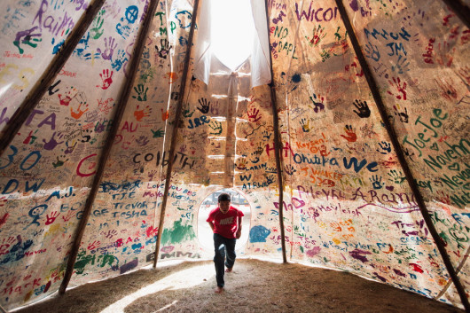 fot. Amber Bracker, Standing Rock, 1. miejsce w kategorii Contemporary Issues / Stories.

Przez prawie 10 miesięcy Siuksowie z plemienia Standing Rock zamieszkiwali w namiotach w proteście przeciwko budowie rurociągu Dakota Access Pipeline, który przebiegać miał przez ich terytorium, zagrażając ujęciom wody pitnej. Policja rozpędziła protestujących przy użyciu pojazdów wojskowych, gazu pieprzowego, armatek wodnych i gumowych kul. Mundurowi zostali też oskarżeni o znęcanie się nad aresztowanymi.