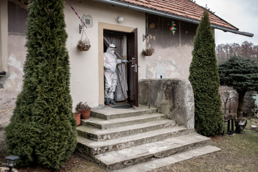 fot. Małgorzata Smieszek Mój dokument fotograficzny opowiada o różnych miejscach i zakresie działań zespołów medycznych, bez zważania na to, z jakiego regionu pochodzi dane zdjęcie, oraz bez ustalania tożsamości portretowanych ludzi. Czas realizacji projektu przypadkowo zbiegł się też z czasem protestów ratowników, którzy wyszli na ulicę, podejmując walkę o godne wynagrodzenie za swoją ciężką i odpowiedzialną pracę. W Polsce aktywnych jest około 1,5 tys. zespołów medycznych. Odpowiadają one średnio na 3 mln wezwań rocznie i podejmują decyzje obarczone odpowiedzialnością za ludzkie zdrowie i życie, nie tylko pacjentów, ale w okresie pandemii również własne i rodziny. Od marca br. wraz z zespołami wkraczam w świat pacjenta, zadając sobie pytanie, czy choroba to tylko awaria ciała? A może symptomy choroby stanowią zaledwie wierzchnią warstwę, a pod spodem, jak wielki rozrośnięty korzeń, jest ludzka historia? Wyzwania, przed którymi stają zespoły medyczne, to najczęściej nagromadzona latami ludzka niemoc – bieda, poczucie wstydu, nałogi oraz samotność. Dla mnie – fotografa – każde z tych zdjęć jest czymś więcej niż tylko kadrem chwili, to efekt spotkania z drugim człowiekiem. Nie tylko z pacjentem, ale przede wszystkim jego światem. Otoczenie każdego z nich jest niczym zwierciadło, w którym odbija się jego pochodzenie, społeczeństwo, kultura…