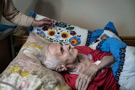 fot. Małgorzata Smieszek Mój dokument fotograficzny opowiada o różnych miejscach i zakresie działań zespołów medycznych, bez zważania na to, z jakiego regionu pochodzi dane zdjęcie, oraz bez ustalania tożsamości portretowanych ludzi. Czas realizacji projektu przypadkowo zbiegł się też z czasem protestów ratowników, którzy wyszli na ulicę, podejmując walkę o godne wynagrodzenie za swoją ciężką i odpowiedzialną pracę. W Polsce aktywnych jest około 1,5 tys. zespołów medycznych. Odpowiadają one średnio na 3 mln wezwań rocznie i podejmują decyzje obarczone odpowiedzialnością za ludzkie zdrowie i życie, nie tylko pacjentów, ale w okresie pandemii również własne i rodziny. Od marca br. wraz z zespołami wkraczam w świat pacjenta, zadając sobie pytanie, czy choroba to tylko awaria ciała? A może symptomy choroby stanowią zaledwie wierzchnią warstwę, a pod spodem, jak wielki rozrośnięty korzeń, jest ludzka historia? Wyzwania, przed którymi stają zespoły medyczne, to najczęściej nagromadzona latami ludzka niemoc – bieda, poczucie wstydu, nałogi oraz samotność. Dla mnie – fotografa – każde z tych zdjęć jest czymś więcej niż tylko kadrem chwili, to efekt spotkania z drugim człowiekiem. Nie tylko z pacjentem, ale przede wszystkim jego światem. Otoczenie każdego z nich jest niczym zwierciadło, w którym odbija się jego pochodzenie, społeczeństwo, kultura…