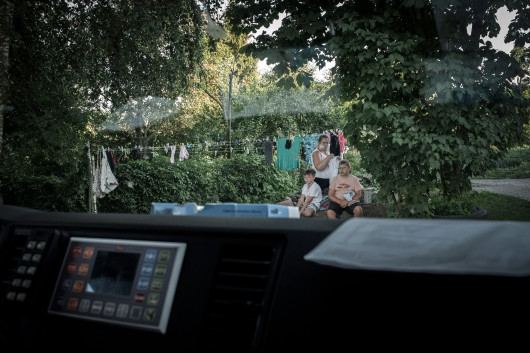 fot. Małgorzata Smieszek Mój dokument fotograficzny opowiada o różnych miejscach i zakresie działań zespołów medycznych, bez zważania na to, z jakiego regionu pochodzi dane zdjęcie, oraz bez ustalania tożsamości portretowanych ludzi. Czas realizacji projektu przypadkowo zbiegł się też z czasem protestów ratowników, którzy wyszli na ulicę, podejmując walkę o godne wynagrodzenie za swoją ciężką i odpowiedzialną pracę. W Polsce aktywnych jest około 1,5 tys. zespołów medycznych. Odpowiadają one średnio na 3 mln wezwań rocznie i podejmują decyzje obarczone odpowiedzialnością za ludzkie zdrowie i życie, nie tylko pacjentów, ale w okresie pandemii również własne i rodziny. Od marca br. wraz z zespołami wkraczam w świat pacjenta, zadając sobie pytanie, czy choroba to tylko awaria ciała? A może symptomy choroby stanowią zaledwie wierzchnią warstwę, a pod spodem, jak wielki rozrośnięty korzeń, jest ludzka historia? Wyzwania, przed którymi stają zespoły medyczne, to najczęściej nagromadzona latami ludzka niemoc – bieda, poczucie wstydu, nałogi oraz samotność. Dla mnie – fotografa – każde z tych zdjęć jest czymś więcej niż tylko kadrem chwili, to efekt spotkania z drugim człowiekiem. Nie tylko z pacjentem, ale przede wszystkim jego światem. Otoczenie każdego z nich jest niczym zwierciadło, w którym odbija się jego pochodzenie, społeczeństwo, kultura…