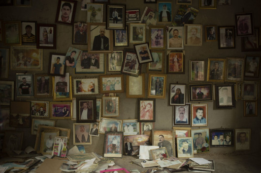 fot. Maya Alleruzzo, USA, Associated Press, z cyklu: Islamic State’s Yazidi Survivors, 2 miejsce w kategorii Contemporary issues - seria zdjęć / World Press Photo 2021

W sierpniu 2014 r. grupa znana jako Państwo Islamskie (Islamic State, IS) przypuściła atak na centrum społeczności Jazydów u podnóża góry Sinjar w północnym Iraku. IS uważa Jazydów za heretyków, a tym samym za ważny cel do eksterminacji, w ich wizji nowego kalifatu rządzonego przez prawo szariatu. Od 2014 r. do czasu, gdy siły amerykańskie i irackie zaczęły wyzwalać ten region w 2017 r., na terytorium kontrolowanym przez IS funkcjonowała gospodarka niewolnicza. W ostatnich latach w mediach pojawiły się doniesienia o kobietach i dzieciach rozdawanych jako prezenty i sprzedawanych w niewolę, za kwotę około 50 USD za kobietę i 35 USD za dziecko. W maju 2020 r. agencja Associated Press doniosła, że chociaż uwolniono około 3500 niewolników, z których większość została wykupiona przez rodziny, los około 2900 Jazydów pozostaje nieznany. Organizacja Narodów Zjednoczonych nazwała te ataki aktem ludobójstwa wobec grupy mniejszościowej. Niezależna Komisja ds. Międzynarodowej Sprawiedliwości i Odpowiedzialności (CIJA), która prowadzi śledztwo w sprawie IS w Iraku od 2015 r., zgromadziła obecnie znaczny materiał dowodowy i relacje świadków z pierwszej ręki w celu skonstruowania akt sprawy, które identyfikują członków IS jako odpowiedzialnych za okrucieństwa, w tym ludobójstwo i inne zbrodnie przeciwko ludzkości.