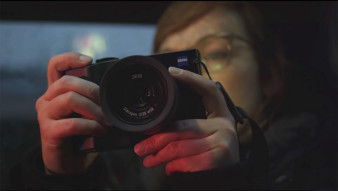 Zeiss ZX1 po dwóch latach od premiery trafia do sklepów. Jest droższy niż Leica