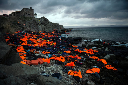 fot. Sandra Hoyn, Life Jackets on the Greek Island of Lesbos 1. nagroda w kategorii Changing Climate, Kamizelki ratunkowe porzucone przez migrantów przedostających się z Turcji do Grecji.