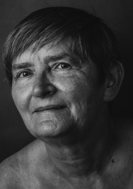 fot. Kosma KołodziejMój projekt to portrety społeczności LGBT w Polsce. Ma na celu pokazanie, że obecna polska homofobia, bifobia, transfobia dotykają nie tylko społeczność, ale także ich rodziców, przyjaciół i partnerów. Szacuje się, że w Polsce samych osób nieheteronormatywnych może być nawet 2 miliony. Osób, którym w Polsce odbiera się człowieczeństwo. Projekt miał na celu przełamanie stereotypów, uprzedzeń i zmniejszenie lęku przed osobami, ich rodzicami i sojusznikami. Postaci prezentowane na zdjęciach to osoby z różnych środowisk, z różnym wykształceniem, od średniego do tytułu profesora, osoba niepełnosprawna, ludzie w różnym wieku, prezentujący różne profesje. Często w ocenie osób nieheteroseksualnych pierwszym czynnikiem, na którym skupia się społeczeństwo, jest orientacja. Dzięki tym portretom ten czynnik jest niemożliwy. Nie ma tu czynników wpływających na ekspresję płciową (makijaż, biżuteria, ubrania). Odbiorca skupia się na tym, co nas łączy – czyli na naszej biologicznej podstawie anatomicznej. I chociaż rozum nasz sięga Plejstocenu, można by ośmielić się do prostej tezy, że obecnie, jak przed tysiącami lat, wciąż skupiamy się na tym, co nas dzieli, zapominając o tym, że więcej nasz łączy. Łatwiejsze jest wyrzucanie poza margines człowieczeństwa, ustalanie granic normatywizmu narzucanych już nie tylko jego twórcom. Warto czasami wyjrzeć poza nawias swego credo. Zatrzymać się na chwilę, spojrzeć w przyszłość i zdać sobie sprawę, jak łatwo pozbawić człowieczeństwa cudzego brata, cudzą matkę, cudzego ojca, cudzą babkę, cudzego przyjaciela, cudzą koleżankę…
