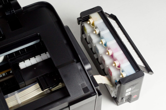 Epson L1800 - zdejmowalny pojemnik z sześcioma wymiennymi buteleczkami tuszu