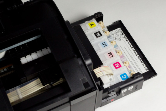 Epson L1800 - zdejmowalny pojemnik z sześcioma wymiennymi buteleczkami tuszu
